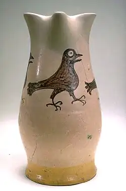 Chope peinte d'un oiseau, Faenza, XIVe&nbsp;siècle.