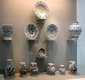 Vitrine avec des objets de Faenza du XVe&nbsp;siècle.