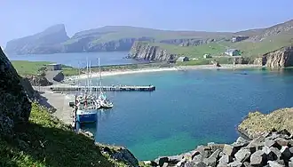 Fair Isle vu depuis la presqu'île de Bu Ness formant un mouillage avec son isthme.