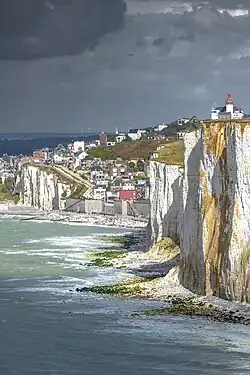 Falaises d'Ault, la ville et le phare vu du bois de Cise