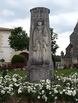 Le monument aux morts sur la place devant mairie et église (juin&nbsp;2013)
