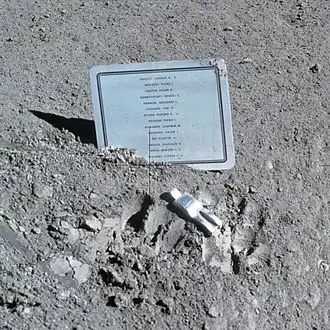 La plaque et la statuette Fallen Astronaut déposées à la surface la Lune par l'équipage d'Apollo 15.