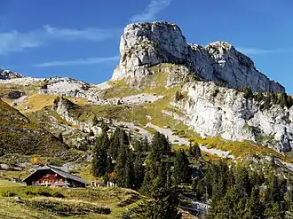 La tour de Famelon vue de la crête du Fer à 1&nbsp;675&nbsp;m d'altitude. Le sommet principal se trouve à droite ; au centre se trouve l'antécime.