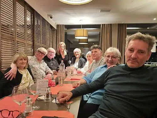 De gauche à droite : la compagne de Johan De Moor, Johan De Moor, Dirk De Moor, la compagne de Stefaan De Moor, Chris De Moor et sa compagne, Gilles Ratier, Annemie De Moor et Stefaan De Moor, à Bruxelles en avril 2024.