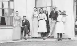 Photographie de six jeunes adultes portant de beaux vêtements : quatre filles et deux garçons.