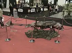 Longue structure marron sur un tapis rouge.