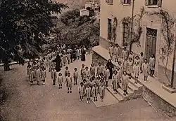 Photographie de l'école des Ursulines de Fane (hameau de Negrar, province de Vérone), vers 1920