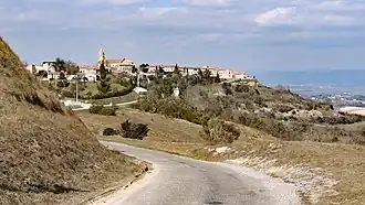 La pointe est du village.