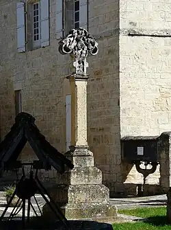 La croix sculptée du XIVe&nbsp;siècle.