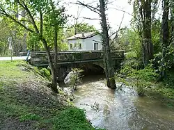 Le pont de la RD 3 à Saint-Laurent-des-Hommes lors d'une crue.
