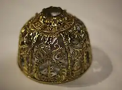 Fausse coupe démontée et posée à l'envers, le motif du buste d'enfant est visible.