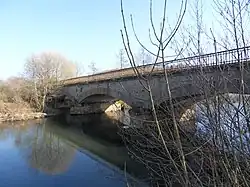 FaverneyLe pont ferroviaire sur la Lanterne. 47°&nbsp;45′&nbsp;54,1″&nbsp;N, 6°&nbsp;06′&nbsp;27,39″&nbsp;E