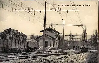 La ligne 16 était une véritable ligne de chemin de fer secondaire interurbain.On voit ici les larges installations de la gare de Hières-sur-Amby, où stationnent des wagons de marchandise, et une rame voyageur sur la droite du cliché