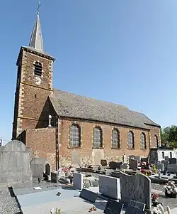 Église Saint-Nicolas, avec cimetière attenant.