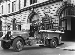 Pompiers dans un camion à incendie, devant la caserne 27 de la rue Gatineau à Montréal, en 1947.