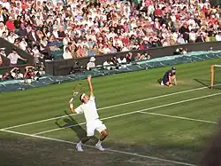 Roger Federer au service sur le Court Central de Wimbledon