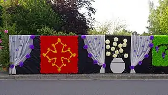 La croix occitane mise en avant dans les décorations de la Félibrée.