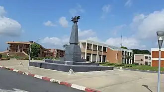 Sculpture représentant l'emblème de l'université.