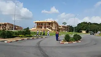 Scène devant deux amphithéâtres du campus.