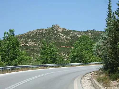 La route EO16 et la Cholomon&nbsp;(en).