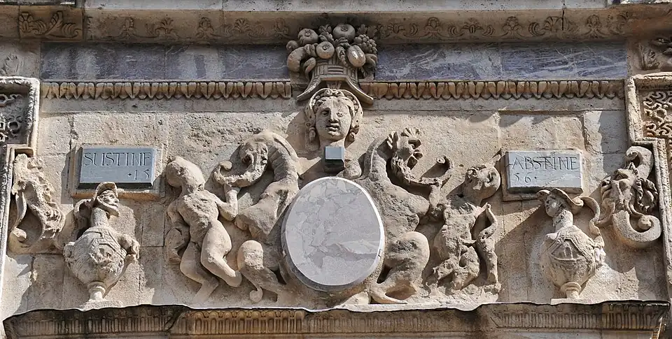 Détail du portail Renaissance avec la devise SUSTINE ABSTINE.