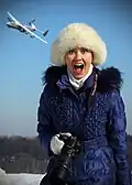 Une spotteuse russe excitée à l'idée de photographier l'Antonov An-225, ici à l'arrière plan. Mars 2011.