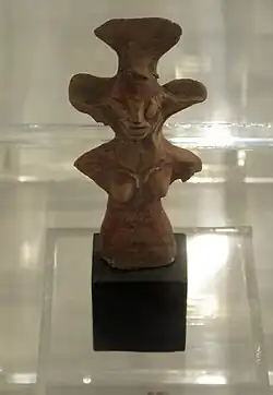 Statuette féminine en terre cuite. Musée national (New Delhi).