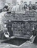 Femmes à la fontaine Saint-Thivisiau au début du XXe&nbsp;siècle (photographie auteur inconnu)