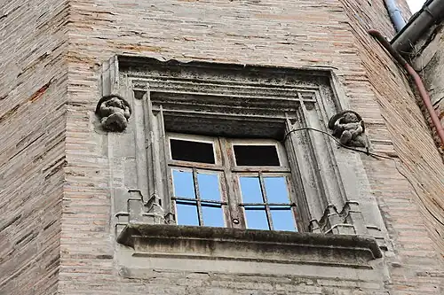 no&nbsp;20 : Fenêtre gothique de la tour.