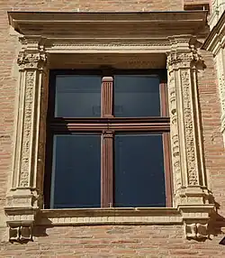 Fenêtre de style Première Renaissance (cour)