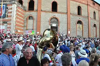 Foule devant les arènes lors de la feria 2009