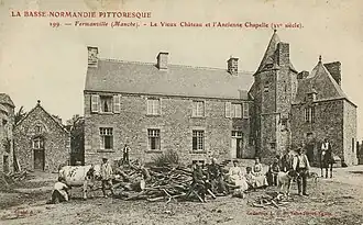 Carte postale ancienne en noir et blanc représentant un groupe d'animaux et de personnes assises sur des troncs d'arbres, au fond un grand bâtiment.