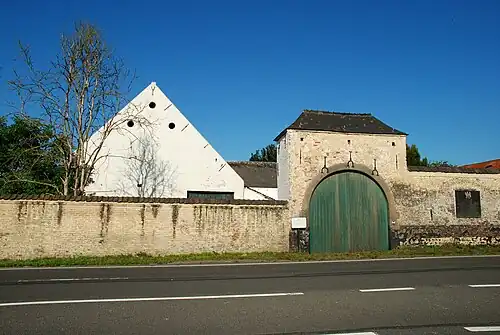 La grange et le portail.