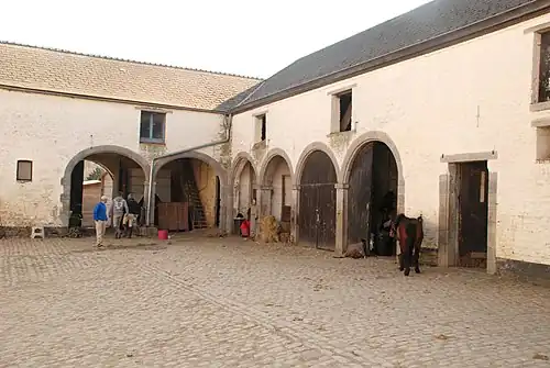 Les arcades de la remise à voiture.