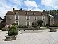 Le manoir dont les alignements verticaux et la symétrie des formes reflètent l'esprit du XVIIe&nbsp;siècle.