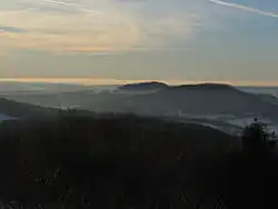 Vue vers l'ouest sur le Großer Auersberg et le Kleiner Auersberg jusqu'au Taunus