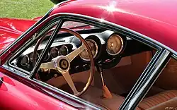 Vue par la vitre de la portière avant droite de la planche de bord.