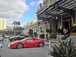 Une Ferrari 458 Italia devant le Casino de Monte-Carlo à Monaco.