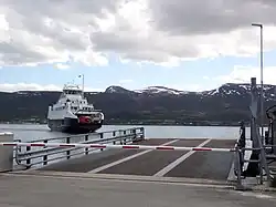 Ferry réalisant la liaison avec Karlsøy et Vanna à Hansnes