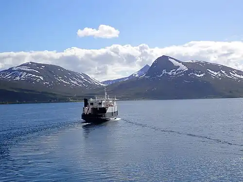 Vue du Ferry de Hansnes devant la vallée Reinskardalen.