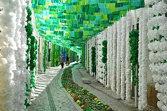 Rue décorée pour la  fête des Tabuleiros (pt).