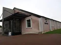 Photographie de l'entrée et du côté de la salle du Manège.