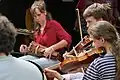Jeunes vielliste et violonistes traditionnels.