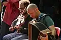 Violoniste et accordéoniste amateurs dans le parc du château.