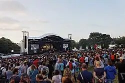 La grande scène Glenmor en 2014 et les festivaliers à Carhaix.