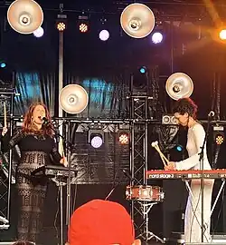 Emezi en concert en journée