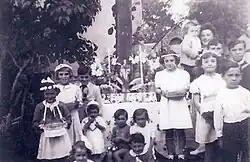 Reposoir dressé pour la Fête-Dieu, dans le village de Bourréac, (Hautes-Pyrénées), en 1945