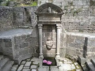La fontaine de dévotion Notre-Dame-du-Roncier.