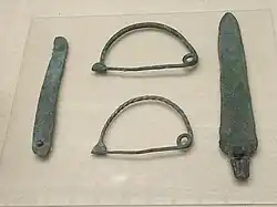 Fibules arquées, couteau et poignard en bronze. Pantalica II, 1050/850 av. J.-C.