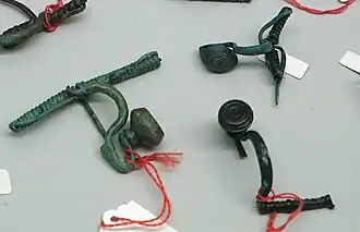 Fibules à cabochon,